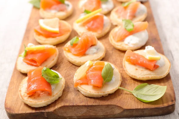 Canape Meriah Dengan Krim Dan Salmon Asap — Stok Foto