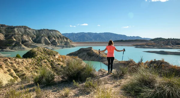 Viagem Mulher Desfrutando Bela Vista Lago Azul Dunas Múrcia Espanha — Fotografia de Stock