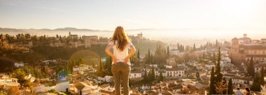Endülüs 'te Alhambra manzarasından hoşlanan kadın. Avrupa' da seyahat yaşam tarzı.
