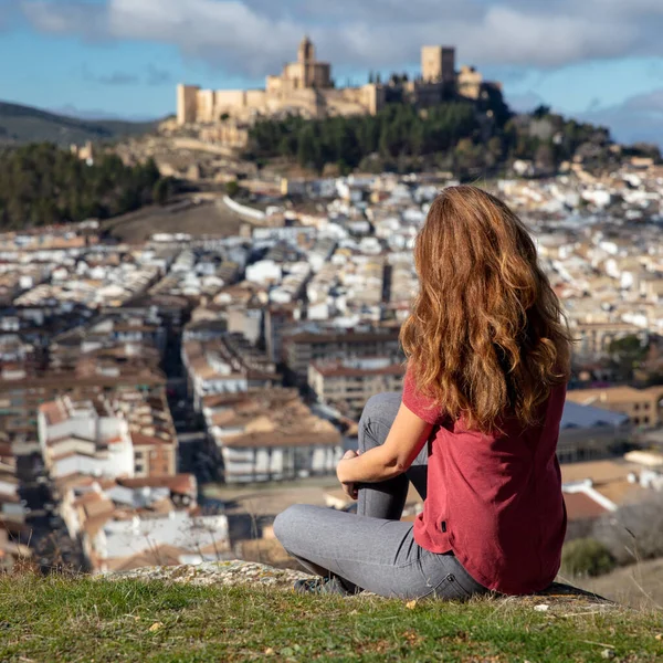 Kobieta Turysta Cieszący Się Widokiem Zamek Andaluzja — Zdjęcie stockowe