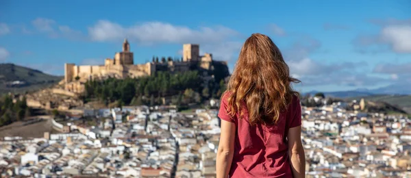 Kobieta Podróżuje Europa Widok Zamek Krajobraz Miasta — Zdjęcie stockowe