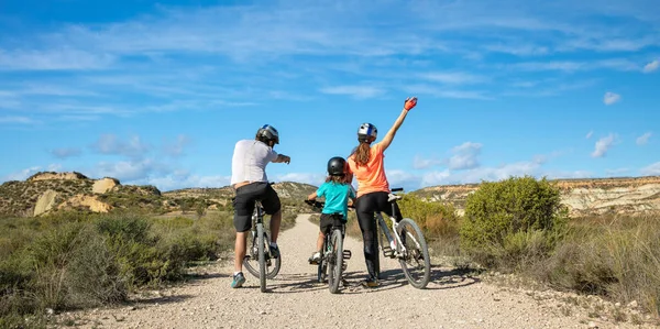 Happy Family Bike Countryside — Stockfoto