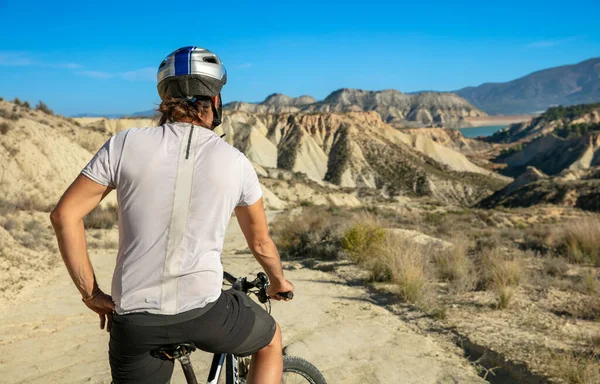 Man Bike Enjoying Beautiful Landscape — Stockfoto