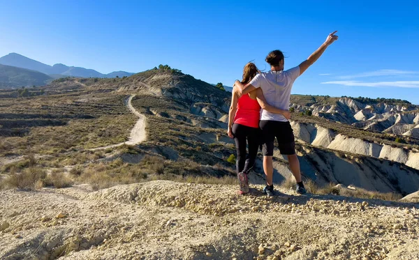 Active Couple Hiking Enjoying Landscape View — Fotografia de Stock