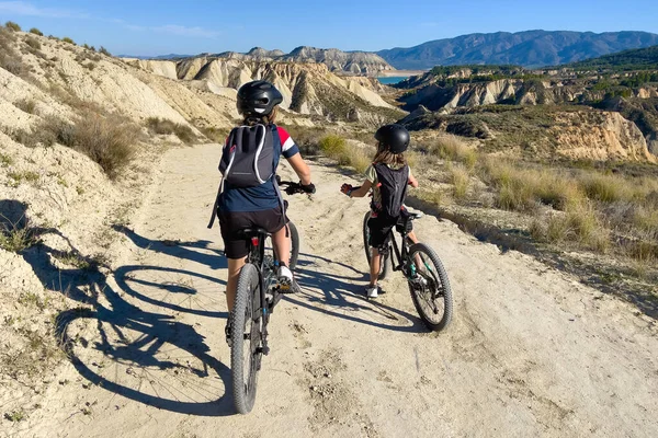 Children Riding Mountain Bike Countryside — Stockfoto