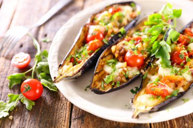 Peynirli ve sebzeli fırında patlıcan.