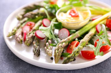 kuşkonmaz ve soslu turp salatası.