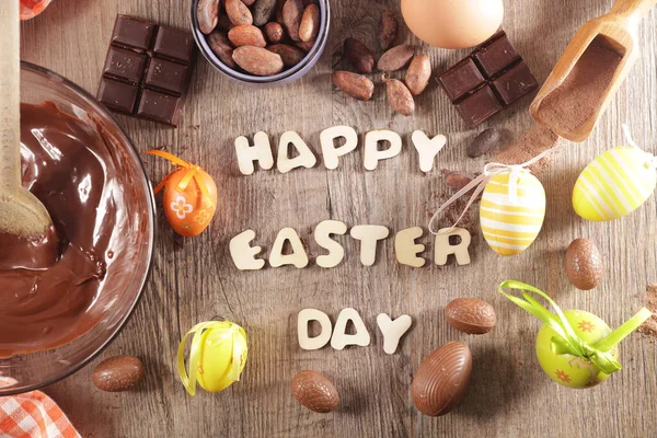 幸せなイースターの日 チョコレートの卵と成分 — ストック写真