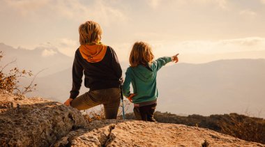 Çocuklar, İspanya 'daki Endülüs, Malaga (Torcal) bölgesinin güzel manzarasının keyfini çıkarıyorlar.)