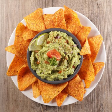 Taze guacamol ve tortilla cipsi.