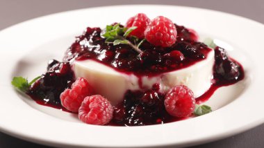 Meyve şurubuyla panna cotta