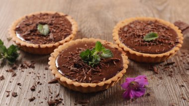 Nefis çikolatalı tart ve nane yaprağı