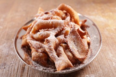 Geleneksel Fransız melek kanatları veya bugne ve şeker