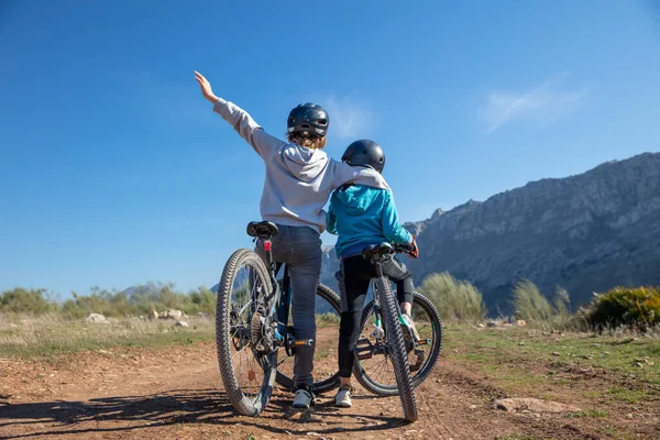 Twee Jongens Broer Gelukkig Mountainbike — Stockfoto