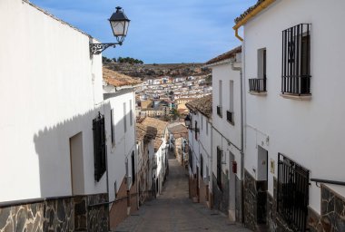 Beyaz köydeki tipik İspanya Endülüs sokağı