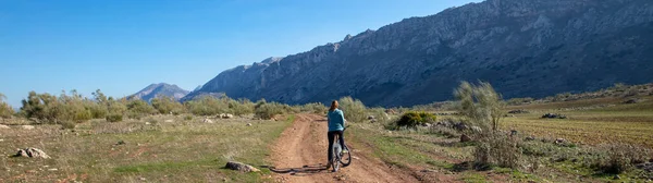 Panoramablick Auf Eine Frau Auf Dem Mountainbike Grünen — Stockfoto
