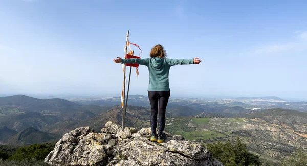 Frau Auf Einem Gipfel Genießt Landschaftspanorama — Stockfoto