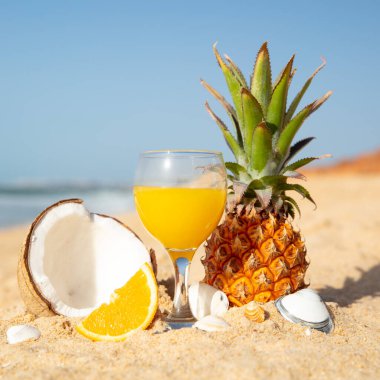 Plajda taze meyve suyu kokteyli.