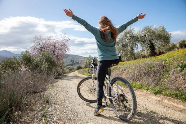 Femme Heureuse Bras Vélo Levés — Photo