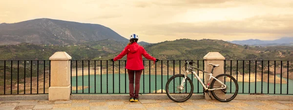 Reisende Frau Mit Fahrrad Andalusien Zahara Sierra — Stockfoto