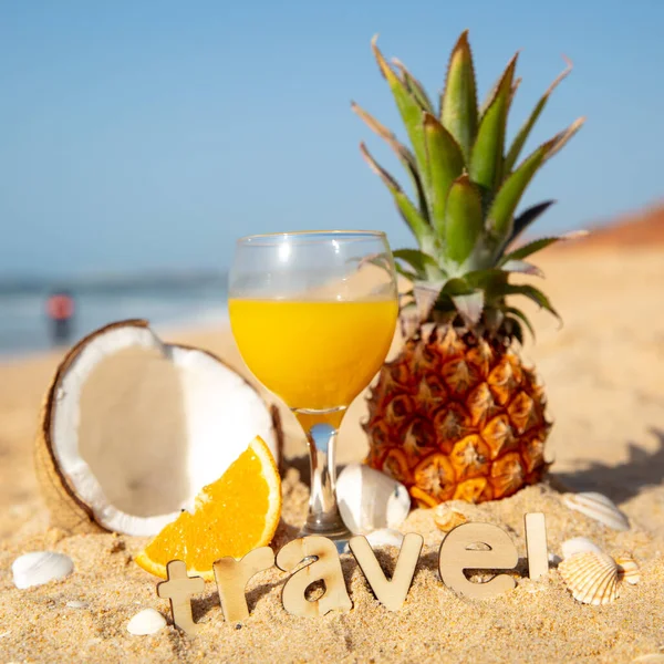 Succo Frutta Cocktail Una Spiaggia Relax Concetto Viaggio — Foto Stock