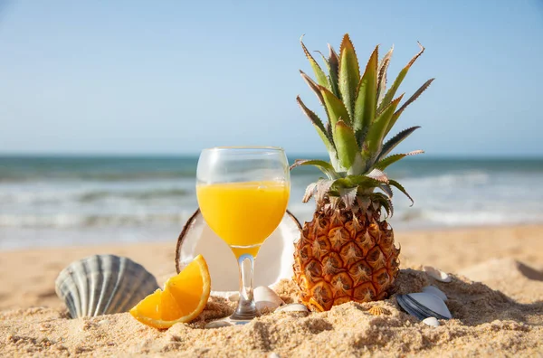 Vers Vruchtensap Cocktail Een Strand — Stockfoto