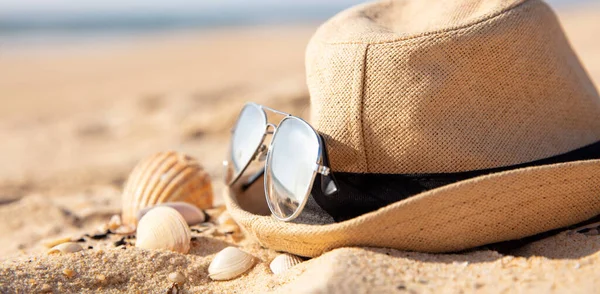 沙滩上的帽子和太阳镜 — 图库照片