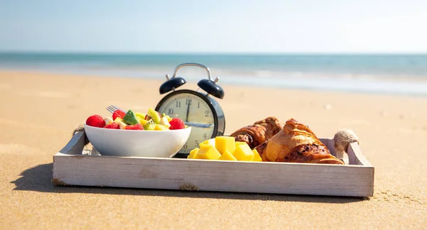 海滩上的健康早餐 — 图库照片