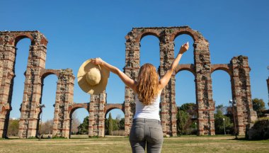 Mutlu kadın İspanya 'da Merida Aqueduc keşfetti