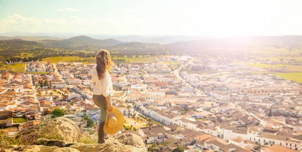 Kvinna Med Panoramautsikt Över Spanien Burguillos Del Cerro — Stockfoto