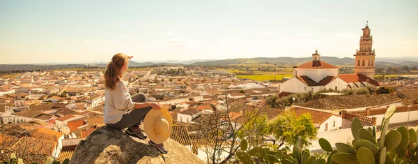 Жінка Сидить Скелі Дивиться Прекрасне Місто Панораму Іспанія — стокове фото