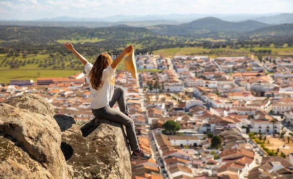 Mulher Desfrutando Vista Panorâmica Cidade Espanha — Fotografia de Stock