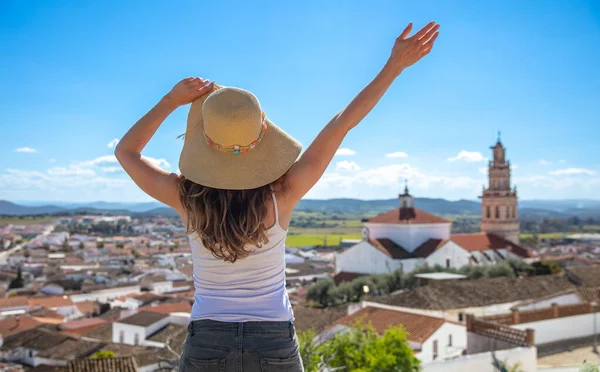 美しい街の景色を望むバルコニーに立つ女性のパノラマ スペイン — ストック写真
