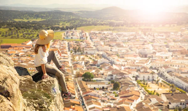 Kobieta Korzystających Panoramiczny Widok Miasto Hiszpanii Burguillos Del Cerro — Zdjęcie stockowe