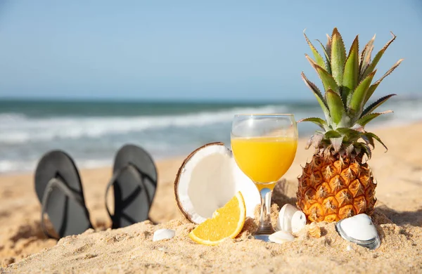 Vruchtensap Cocktail Het Strand Zomervakantie Concept — Stockfoto