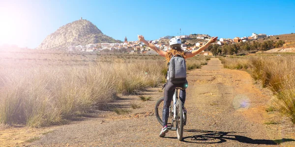 Femme Heureuse Vélo Dans Campagne Espagne — Photo