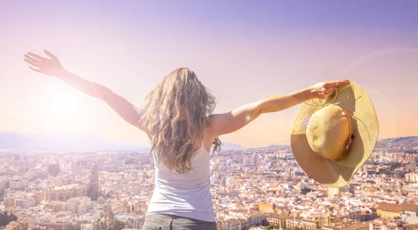 Vrouw Reiziger Zoek Naar Uitzicht Het Stadslandschap Panorama Malaga — Stockfoto