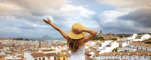 スペイン マラガのアンテケラ市を楽しむ女性 — ストック写真