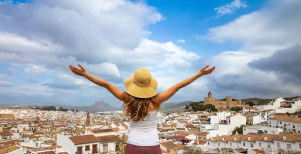 Жінка Підняла Руки Щоб Насолоджуватися Чудовим Містом Антекара Малага Іспанія — стокове фото