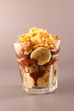 Muz ve çikolata, cam parçalarında.