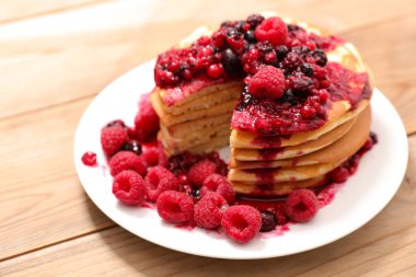 Meyveli krep yığını