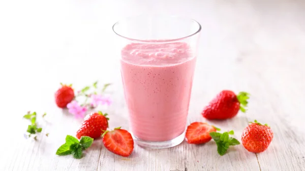 Batido Fresa Vidrio Con Fresas —  Fotos de Stock