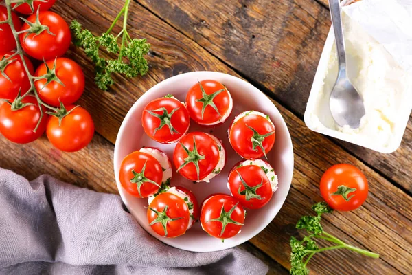Wiśnia Pomidorowa Nadziewana Serem Śmietankowym Przekąska — Zdjęcie stockowe