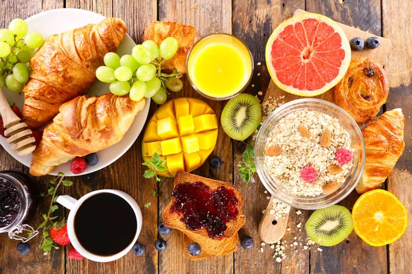Gesundes Komplettes Frühstück Mit Kaffeetasse Croissant Und Frischem Obst — Stockfoto