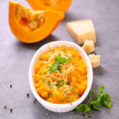 Krem ve peynirli kabak graten