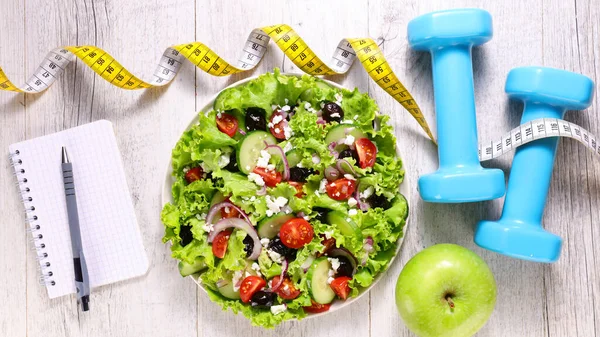 Diet Konsepsi Makanan Salad Dengan Dumbbell Dan Meter — Stok Foto