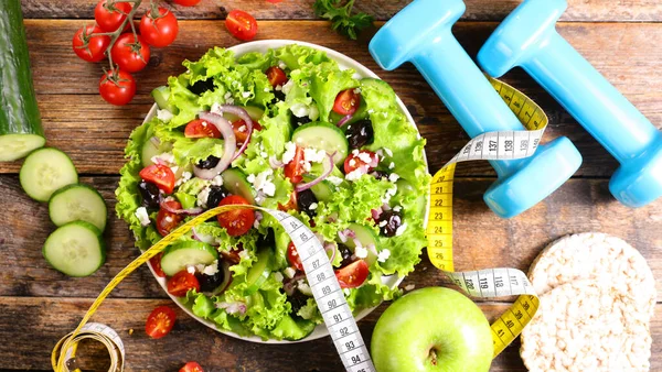 Dieta Conceito Alimenta Salada Com Haltere Medidor — Fotografia de Stock