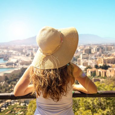 Avrupa 'da seyahat eden kadın Malaga' nın panoramik manzarası - İspanya
