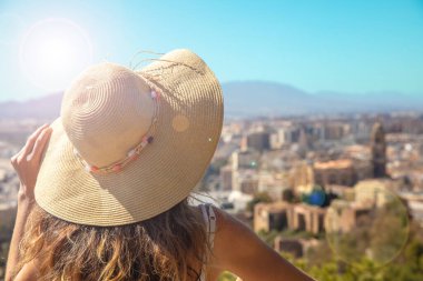 Avrupa 'da seyahat eden kadın Malaga' nın panoramik manzarası - İspanya