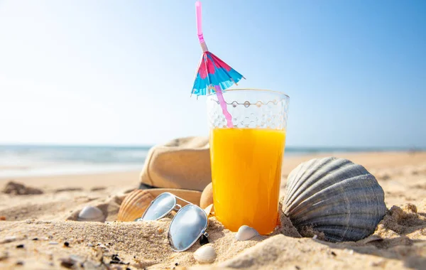 Cocktail Fresco Occhiali Sole Spiaggia — Foto Stock